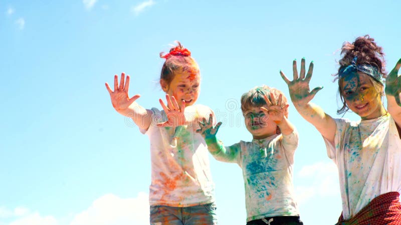 Muita cor e alegria no Happy Holi do Núcleo de Educação Infantil