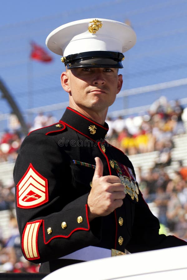 Infante De Marina De Estados Unidos En Desfile Del Día De Veteranos Imagen  editorial - Imagen de casquillo, armado: 46687850