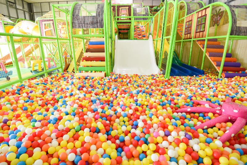 playground infantil coberto em parque de diversões com bolas coloridas para  brincar - dentro do lindo playground infantil bola de plástico colorido da  sala de jogos 4631053 Foto de stock no Vecteezy