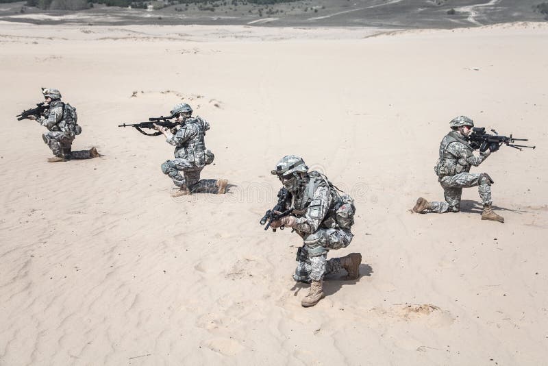 Infantrymen στη δράση στοκ εικόνα Infantrymen στη δράση στοκ εικόνα