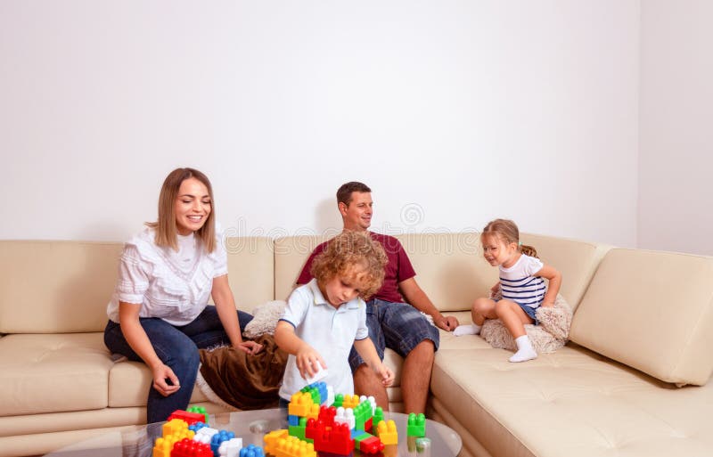 Infanzia felice - bambini ragazzo e ragazza che giocano insieme con il padre a casa immagine stock libera da diritti Infanzia felice - bambini ragazzo e ragazza che giocano insieme con il padre a casa immagine stock libera da diritti