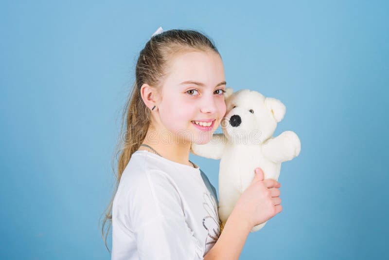 Infanzia felice Puericultura Infanzia dolce Concetto di infanzia Fronte felice sorridente della piccola ragazza adorabile con il immagine stock Infanzia felice Puericultura Infanzia dolce Concetto di infanzia Fronte felice sorridente della piccola ragazza adorabile con il immagine stock