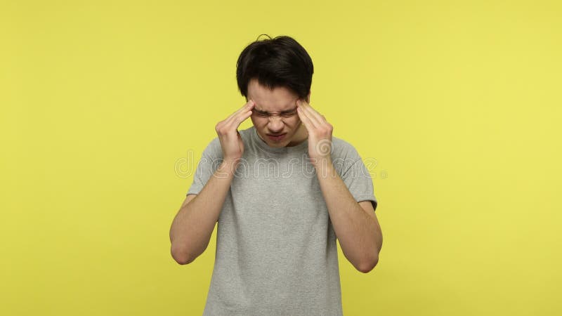 Infeliz enfermo joven masajeando plantillas sensación desagradable dolor de cabeza insoportable almacen de metraje de vídeo