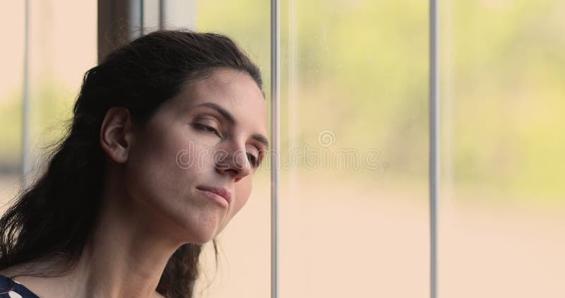 Infeliz joven hispana sintiéndose aburrida en interiores. metrajes