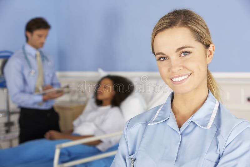 Infermiere femminile del ritratto che lavora nell'ospedale fotografia stock libera da diritti