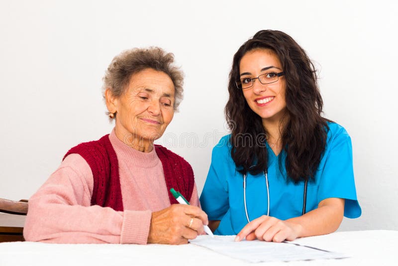 Infermiere Helping Elderly Register per la casa di cura immagine stock libera da diritti Infermiere Helping Elderly Register per la casa di cura immagine stock libera da diritti