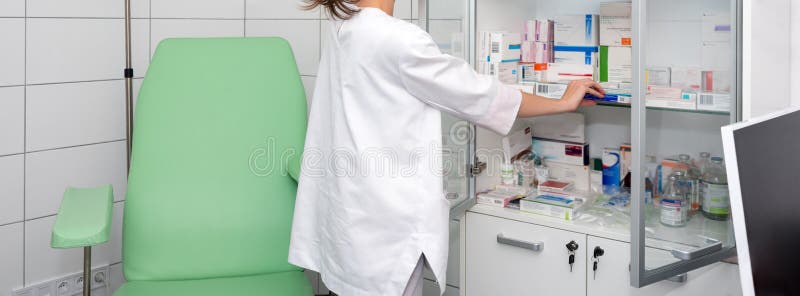 Infermiere o farmacista che sceglie le medicine alla clinica Minimarket Immagine medica immagine stock Infermiere o farmacista che sceglie le medicine alla clinica Minimarket Immagine medica immagine stock