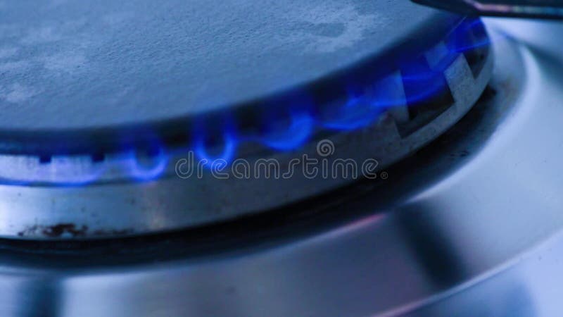 Infiammazione del gas naturale del metano in bruciatore della stufa