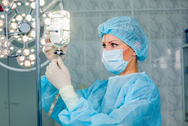 Patient De Délivrance Avec Le Respirateur Manuel Photo stock - Image du  exécution, hommes: 64131644