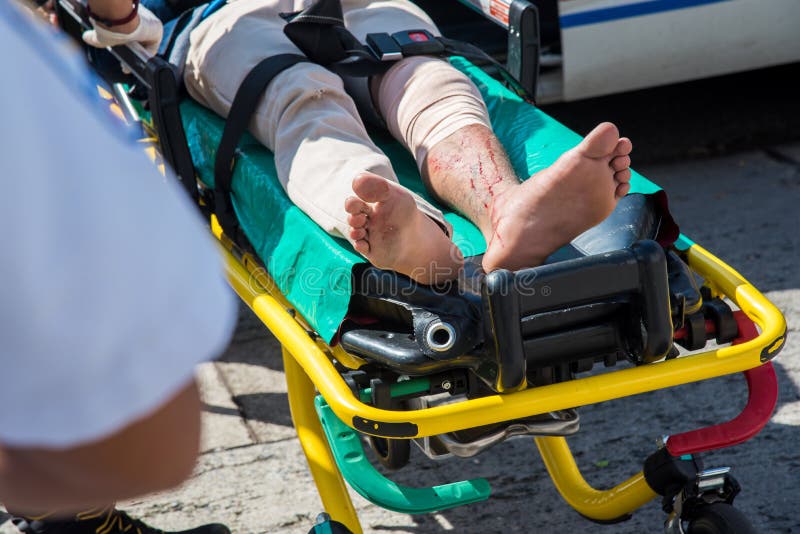 Infirmier donnant l'aide à une personne blessée après accident sur la route image libre de droits Infirmier donnant l'aide à une personne blessée après accident sur la route image libre de droits