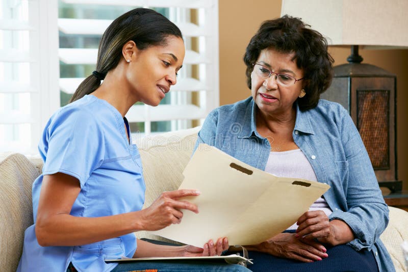 Infirmière discutant des enregistrements avec le patient féminin supérieur pendant la maison