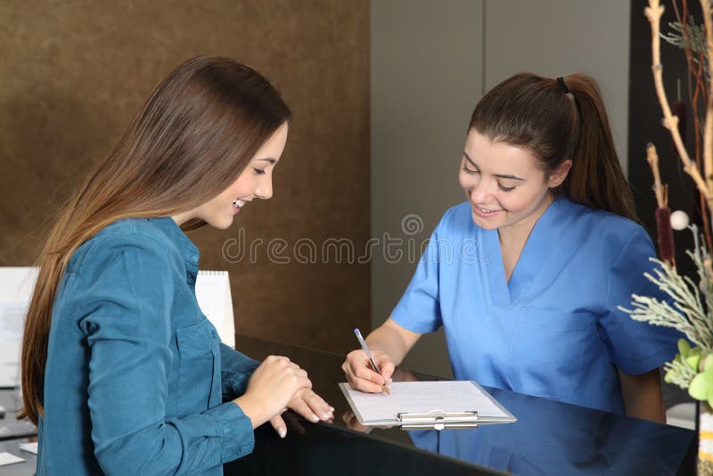 Infirmière ou dentiste s'occupant d'un client image stock