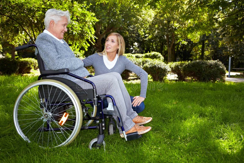Infirmière parlant au femme image stock Infirmière parlant au femme image stock