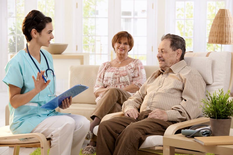 Infirmière parlant aux patients pluss âgé à la maison images stock Infirmière parlant aux patients pluss âgé à la maison images stock