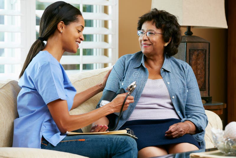 Infirmière rendant visite au patient féminin supérieur à la maison photographie stock libre de droits Infirmière rendant visite au patient féminin supérieur à la maison photographie stock libre de droits