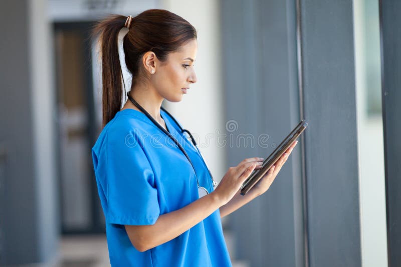 Infirmière à l'aide de l'ordinateur de tablette