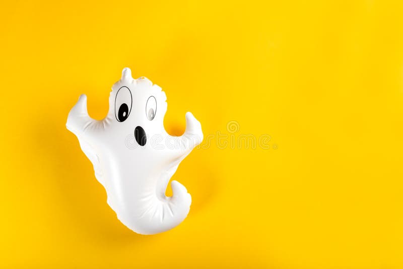 Đồ trang trí Halloween bằng bóng và hình ảnh con ma trắng lung linh sẽ khiến không gian sinh động hơn bao giờ hết, hãy cùng xem nhé!