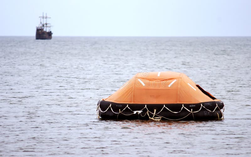 Nafukovací liferaft adrift na more čakali na záchranárov.