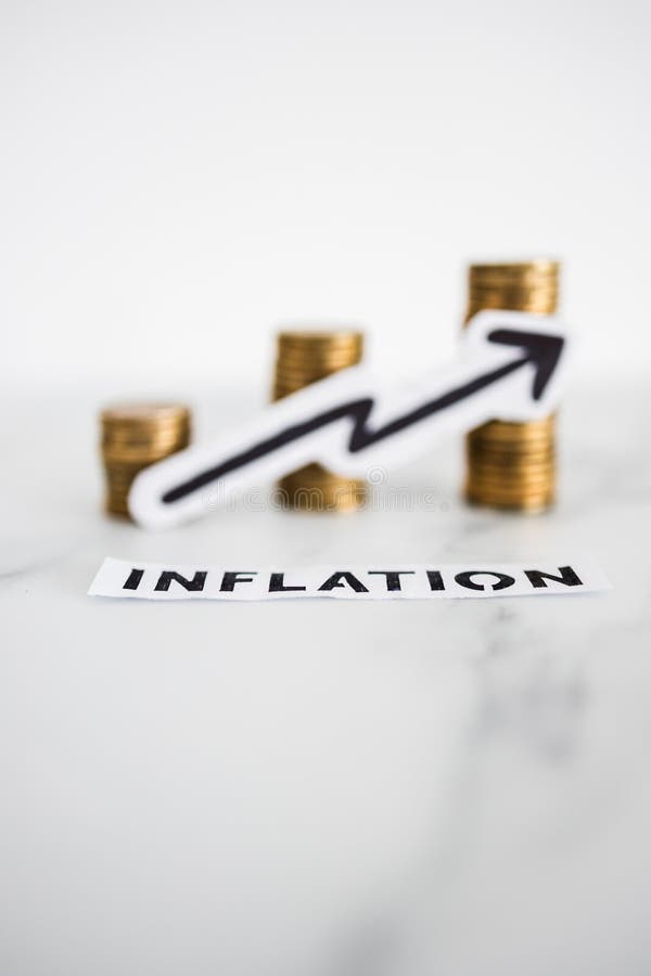 Inflation Avec Flèche En Hausse Devant Des Piles Croissantes De Pièces