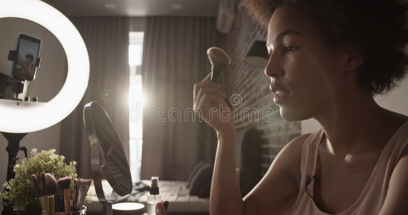 Influenceur noir donnant des conseils d'application de maquillage banque de vidéos