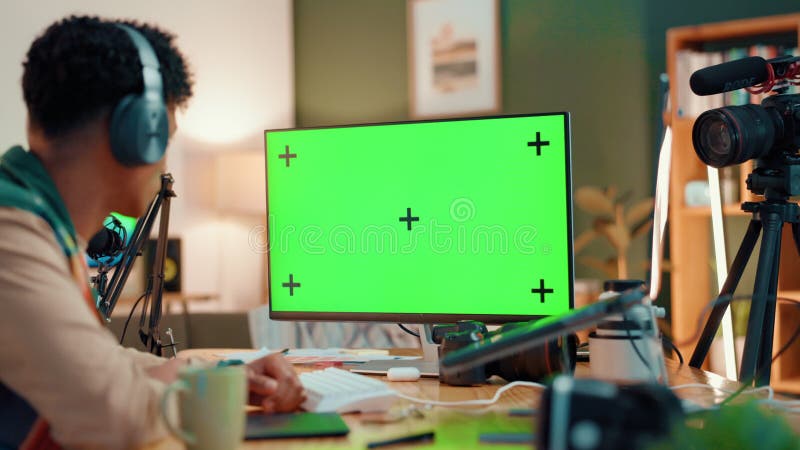 Influencia de hombre y computadora con pantalla verde para revisión de edición de video y producción en casa. Racionalizador perso metrajes