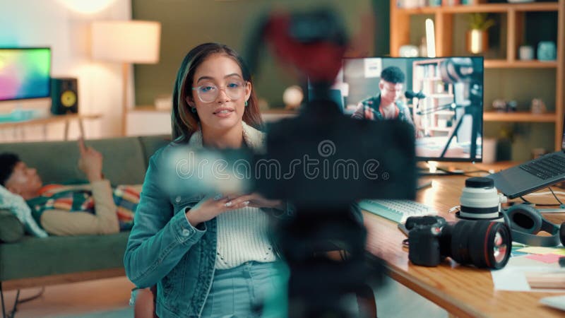 Influencia en línea y mujer con cámara hablando o consejos para la edición de video en sitio web o streaming. Contenido digital metrajes