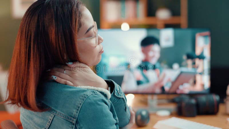 Influencia femenina y dolor de cuello con fatiga y producción para edición de video. Supervisar la saturación y la tensión para almacen de video