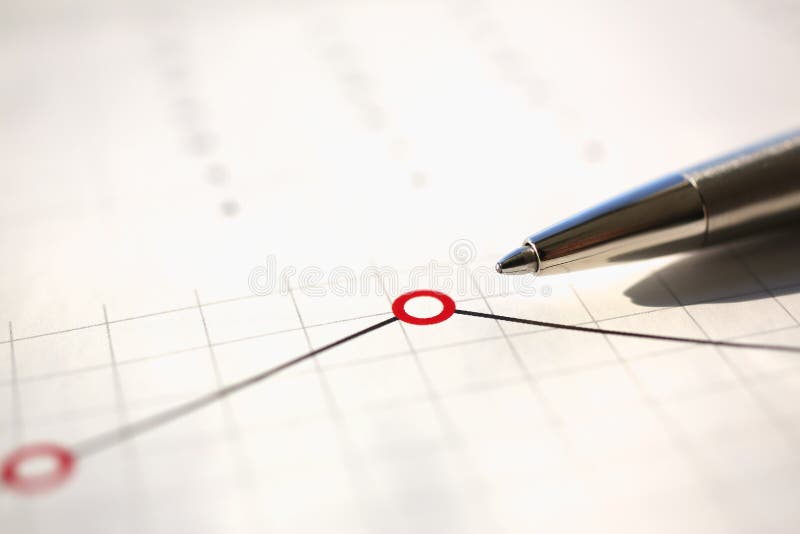 Infographics financier de stylo de boule de documents de statistiques photo libre de droits Infographics financier de stylo de boule de documents de statistiques photo libre de droits