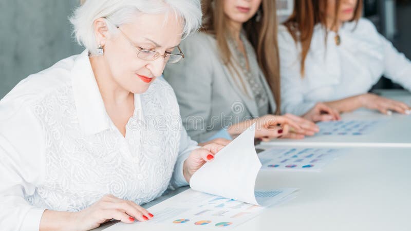 Infographics pronto das mulheres de neg?cio dos diretores da placa fotos de stock royalty free Infographics pronto das mulheres de neg?cio dos diretores da placa fotos de stock royalty free