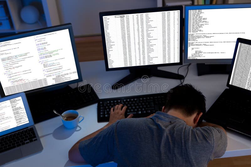 Informaticien dormant dans le bureau image stock Informaticien dormant dans le bureau image stock