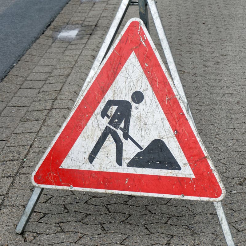Informatieteken en waarschuwing van een bouwwerf royalty-vrije stock afbeelding Informatieteken en waarschuwing van een bouwwerf royalty-vrije stock afbeelding
