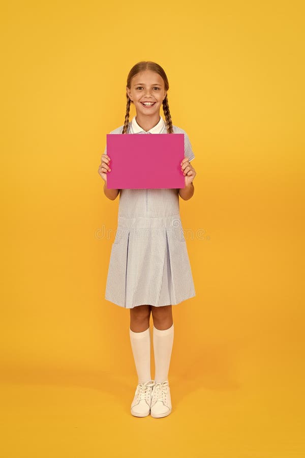 Information. flicka har tomt rosa papper. Encyklopedbok för barn. Liten flicka älskar litteratur. gammal skola. kopiera