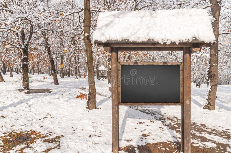 Information om träbrädeskog med vinter för skogsnösäsong royaltyfria bilder Information om träbrädeskog med vinter för skogsnösäsong royaltyfria bilder