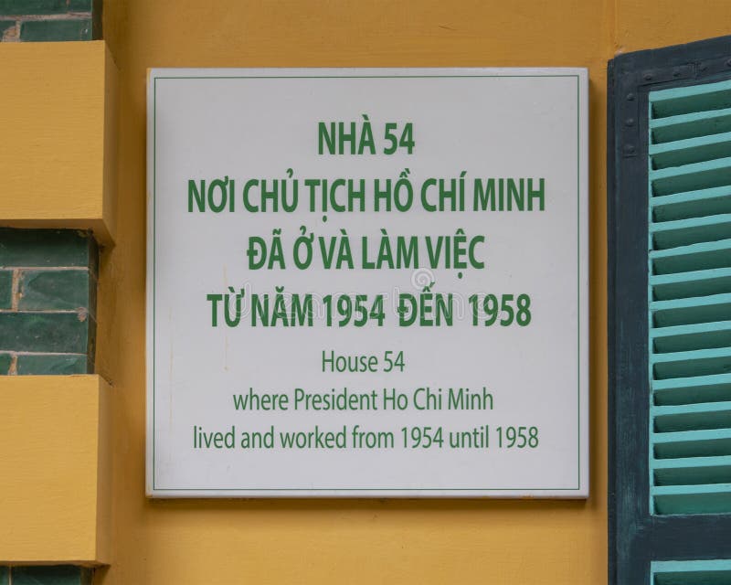 Informationsplakette für Haus 54, wo Präsident Ho Chi Minh von 1954 bis 1958 lebte und arbeitete stockfotografie Informationsplakette für Haus 54, wo Präsident Ho Chi Minh von 1954 bis 1958 lebte und arbeitete stockfotografie