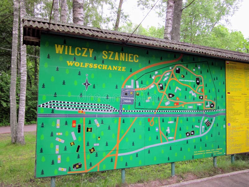 Informationstavla vid ingången till wolfs lair wolfsschanze wolfschanze wilczy szaniec gierloz nära ketrzyn poland