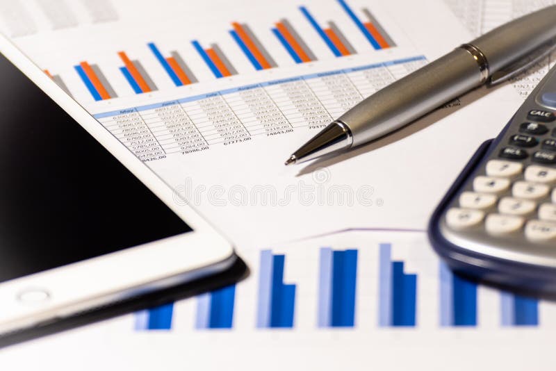 Informe financiero y de asunto Calculadora, pluma y tableta fotografía de archivo Informe financiero y de asunto Calculadora, pluma y tableta fotografía de archivo