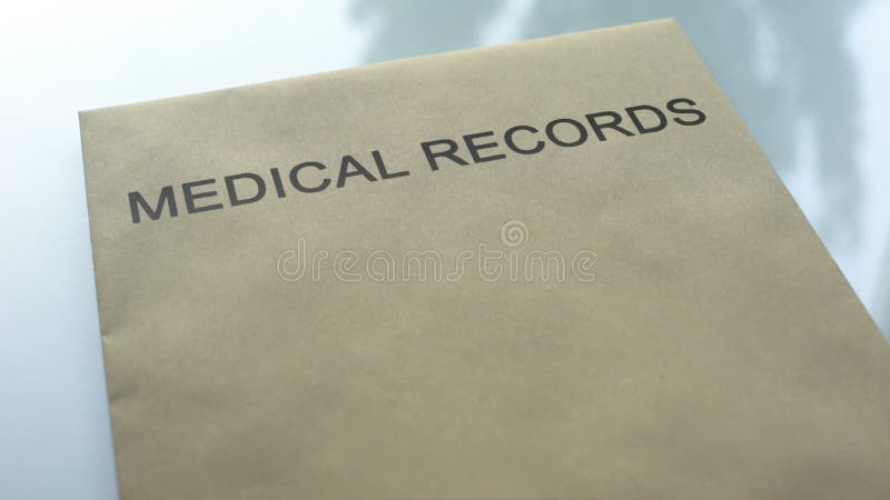Informes médicos, carpeta con los documentos importantes que mienten en la tabla, cierre para arriba imagen de archivo libre de regalías Informes médicos, carpeta con los documentos importantes que mienten en la tabla, cierre para arriba imagen de archivo libre de regalías