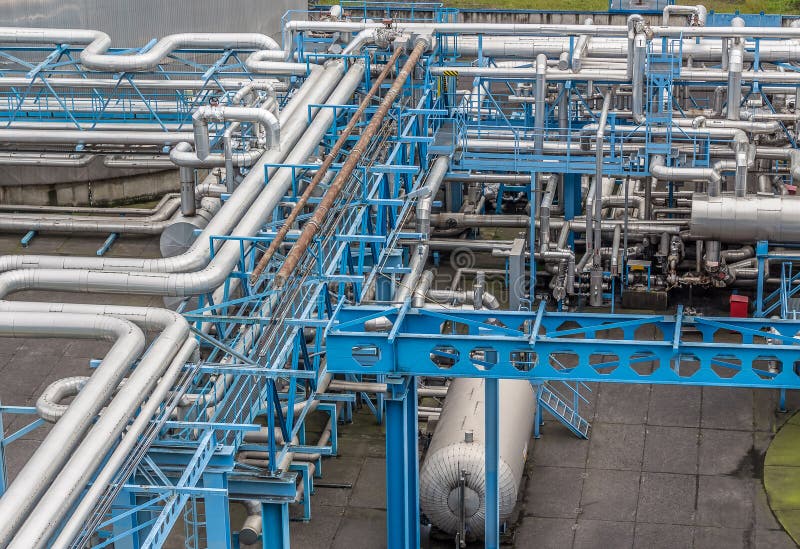 Infraestrutura industrial na fábrica Tubulações e sistemas de transmissão para combustíveis e gáss técnicos imagem de stock Infraestrutura industrial na fábrica Tubulações e sistemas de transmissão para combustíveis e gáss técnicos imagem de stock