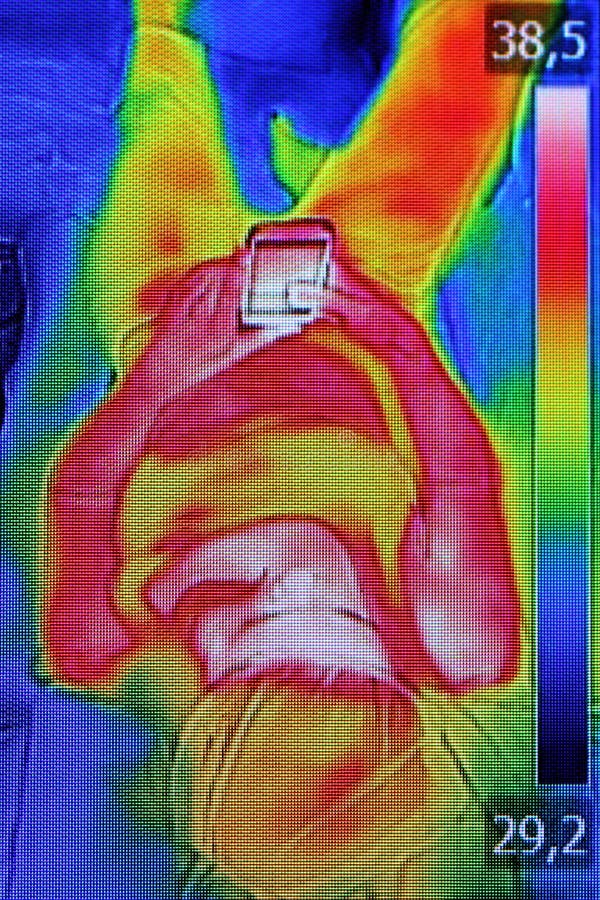 Infrarotbild, welches die Hitzeemission zeigt, als Frau smartph benutzte stockbild Infrarotbild, welches die Hitzeemission zeigt, als Frau smartph benutzte stockbild