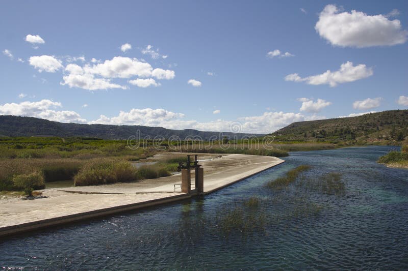 Infrastruttura idraulica del Acequia Real del Júcar al passaggio della città di Antella immagini stock libere da diritti Infrastruttura idraulica del Acequia Real del Júcar al passaggio della città di Antella immagini stock libere da diritti