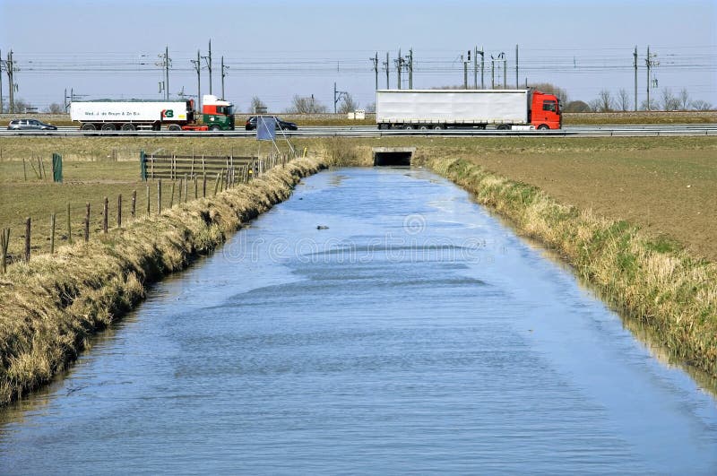 Infrastruttura olandese: acquedotto, strada principale e ferrovia fotografie stock Infrastruttura olandese: acquedotto, strada principale e ferrovia fotografie stock