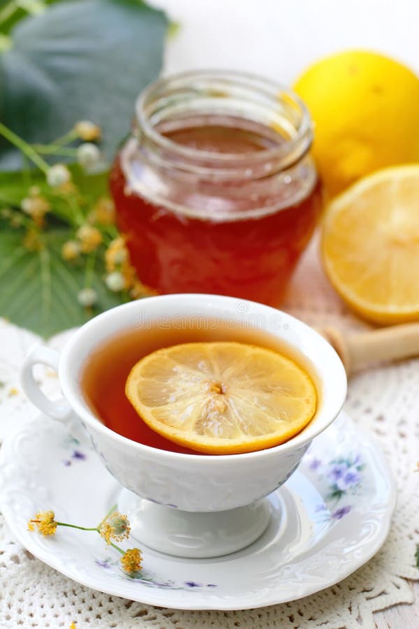 Infusión de hierbas con las flores, la miel y el limón del tilo imagen de archivo Infusión de hierbas con las flores, la miel y el limón del tilo imagen de archivo