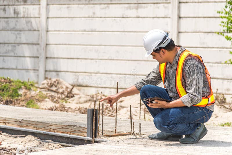 Ing?nieur de construction d'homme au chantier de construction photo stock Ing?nieur de construction d'homme au chantier de construction photo stock