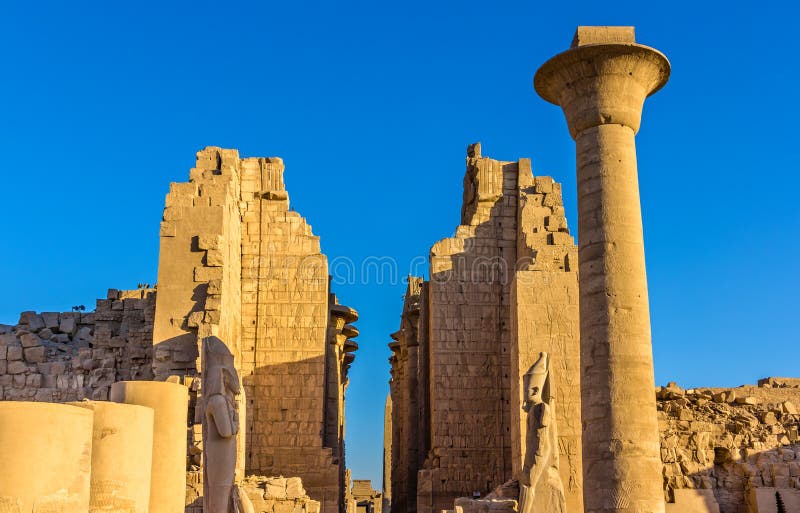 Ingang aan de Karnak-Tempel - Luxor royalty-vrije stock afbeeldingen Ingang aan de Karnak-Tempel - Luxor royalty-vrije stock afbeeldingen