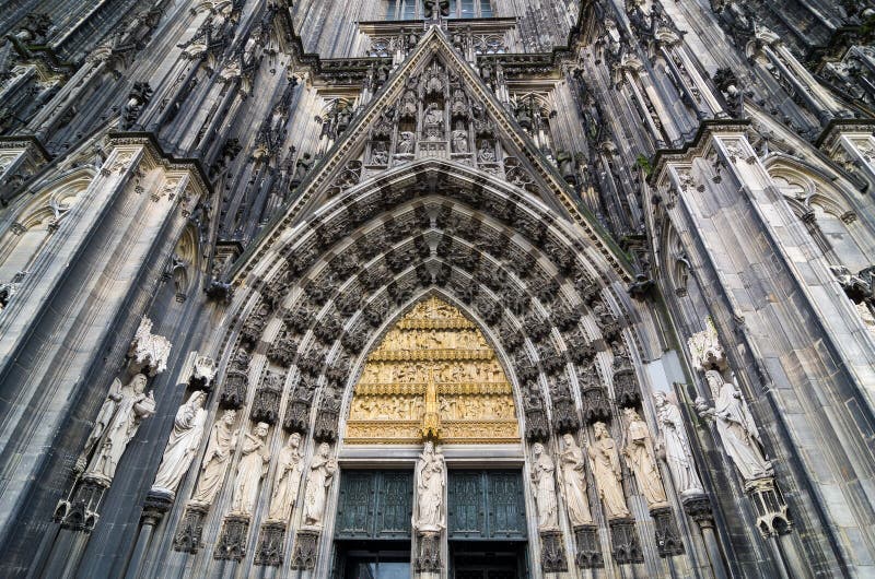 Ingang aan de kathedraal van Keulen Cijfers van heiligen op de voorgevel stock foto's Ingang aan de kathedraal van Keulen Cijfers van heiligen op de voorgevel stock foto's