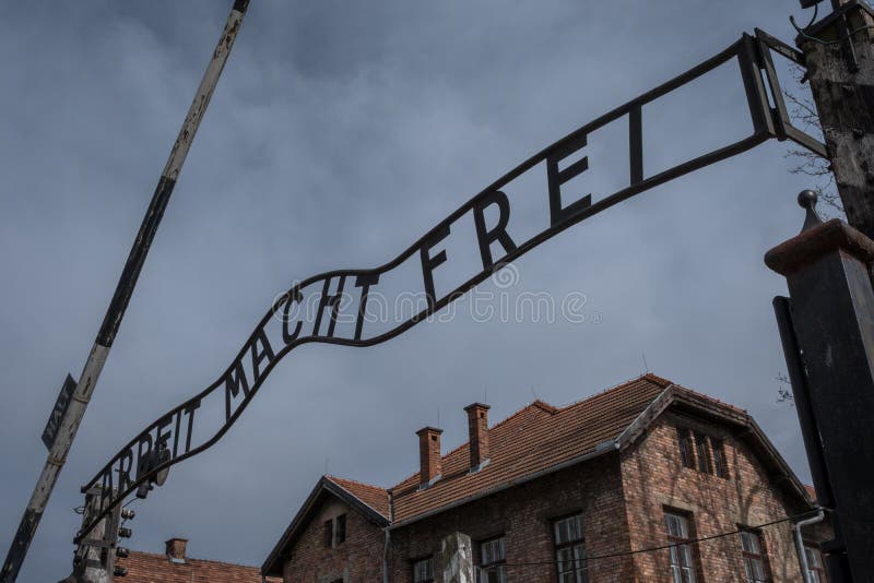 Ingang aan Nazi Concentration Camp die in Auschwitz 1 het teken tonen die Arbeit Macht Frei zeggen stock afbeelding Ingang aan Nazi Concentration Camp die in Auschwitz 1 het teken tonen die Arbeit Macht Frei zeggen stock afbeelding