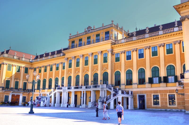 Ingang aan Schonbrunn-Paleis stock afbeelding