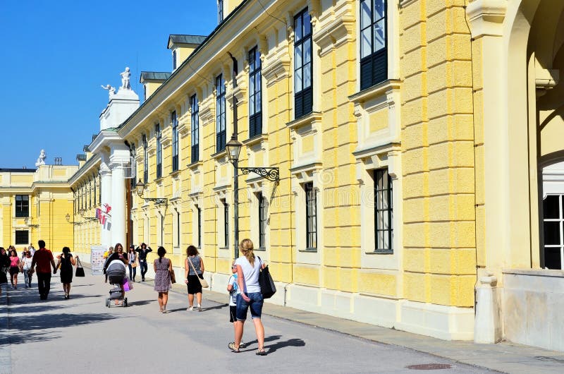 Ingang aan Schonbrunn-Paleis stock afbeelding