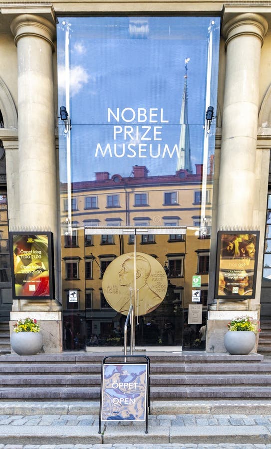 Entree van het Nobelprijsmuseum in de oude stad Stockholm stock afbeelding