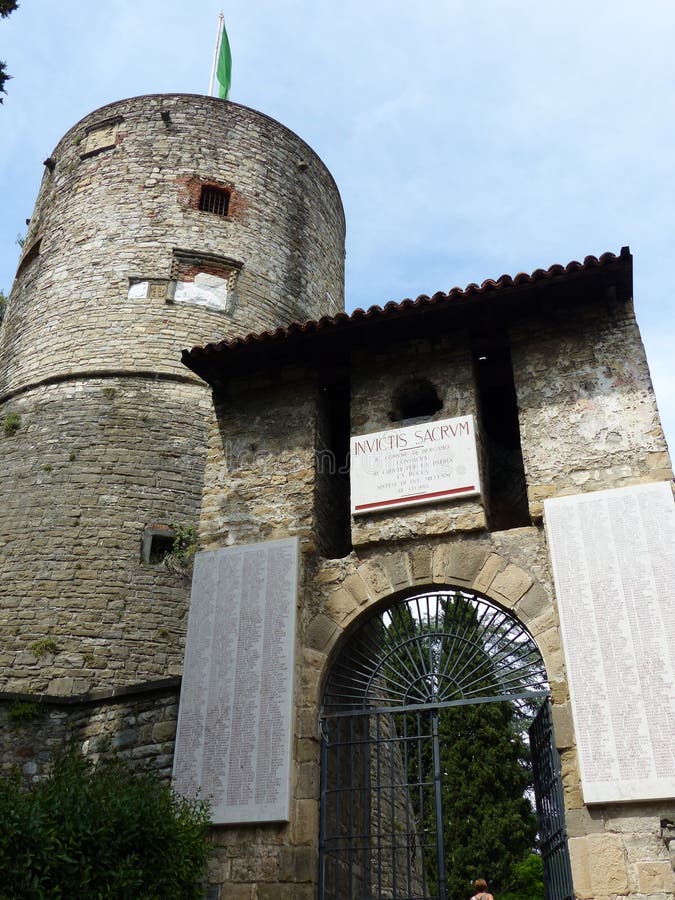 Ingang van het kasteel van Bergamo met daarna een ronde militar toren Itali?
